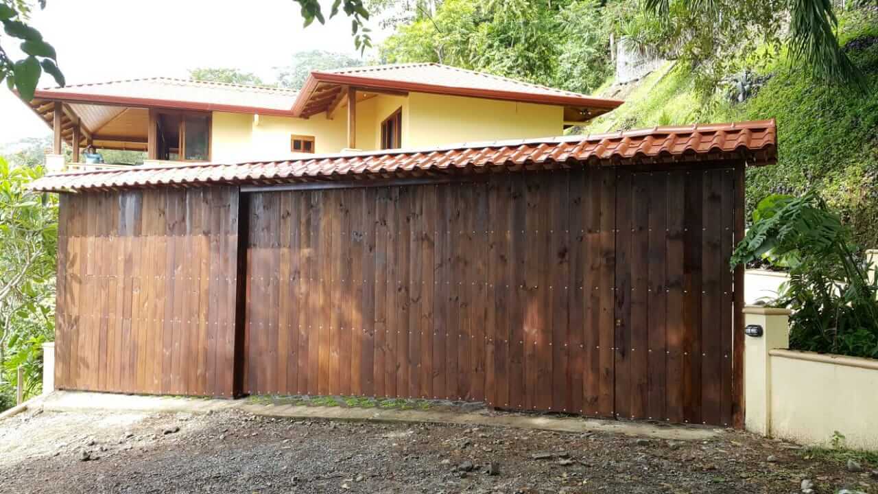 Iron structures and gates: contemporary or wood style - Costa Rica